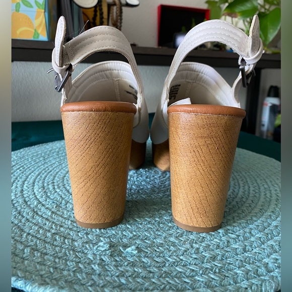 Size 6, Universally Threads, Clogs, SUPER COMFY, Wood textured heel 🪵🤍👡 - Picture 9 of 11